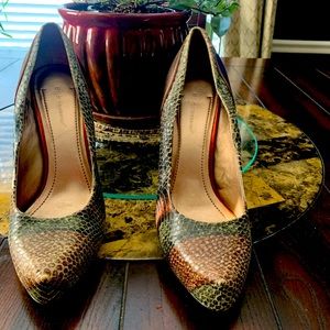 BCBG women shoes. 4” heels. Multi colored. Good condition.